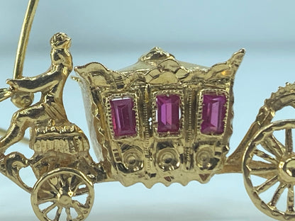 18ct yellow gold and ruby brooch in horse-drawn carriage 10.9g 2.0"x1.0" JR483