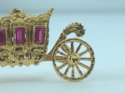18ct yellow gold and ruby brooch in horse-drawn carriage 10.9g 2.0"x1.0" JR483