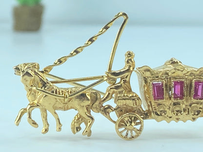 18ct yellow gold and ruby brooch in horse-drawn carriage 10.9g 2.0"x1.0" JR483