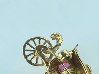 18ct yellow gold and ruby brooch in horse-drawn carriage 10.9g 2.0"x1.0" JR483