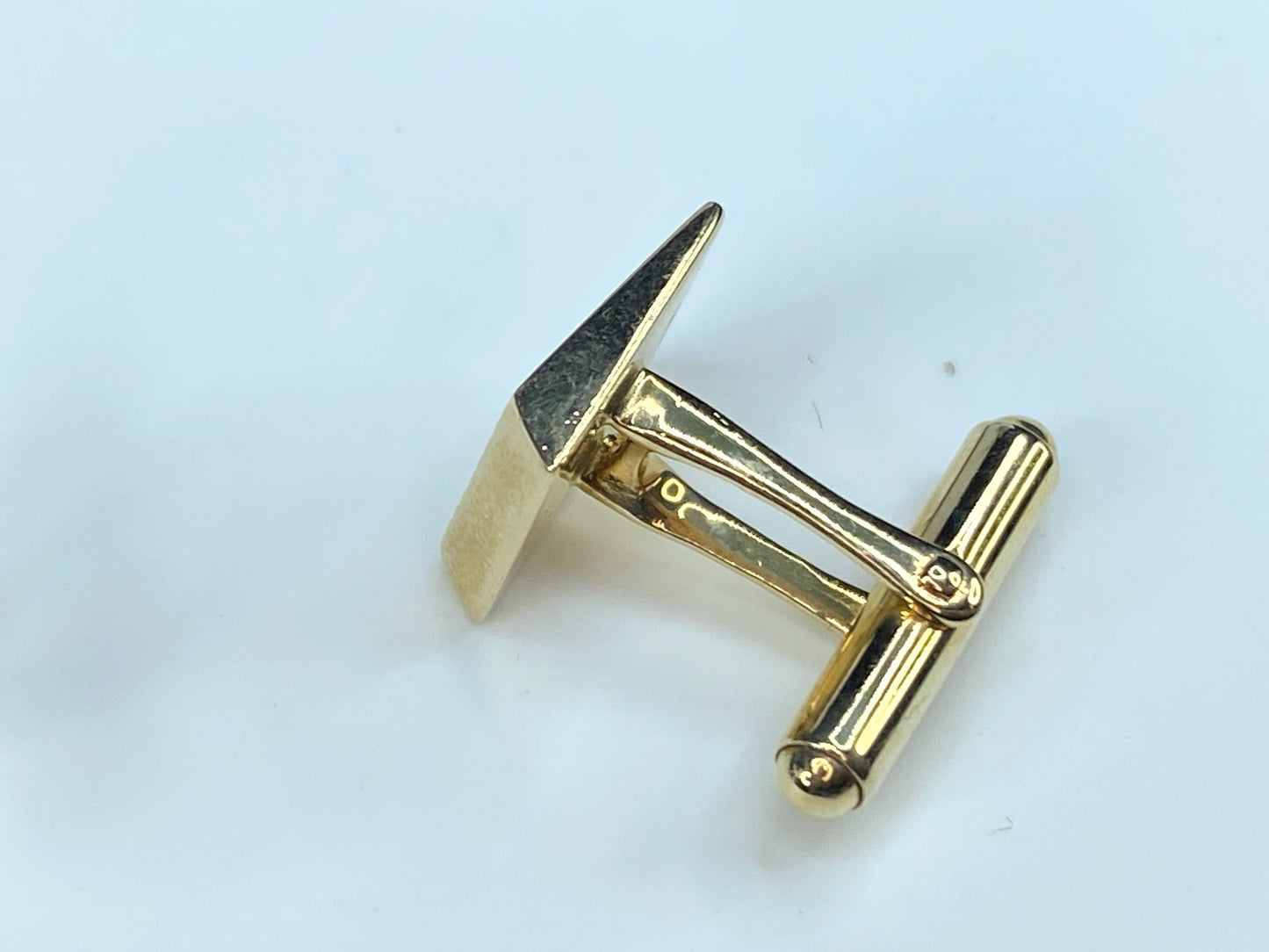 Tiffany & Co. 14K gold ribbed Cufflink w/pouch