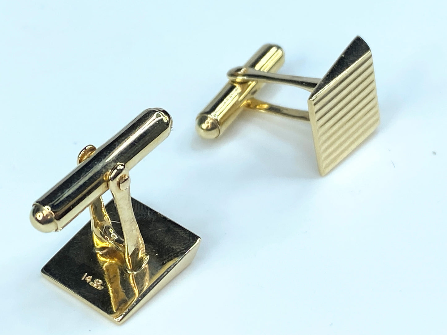 Tiffany & Co. 14K gold ribbed Cufflink w/pouch