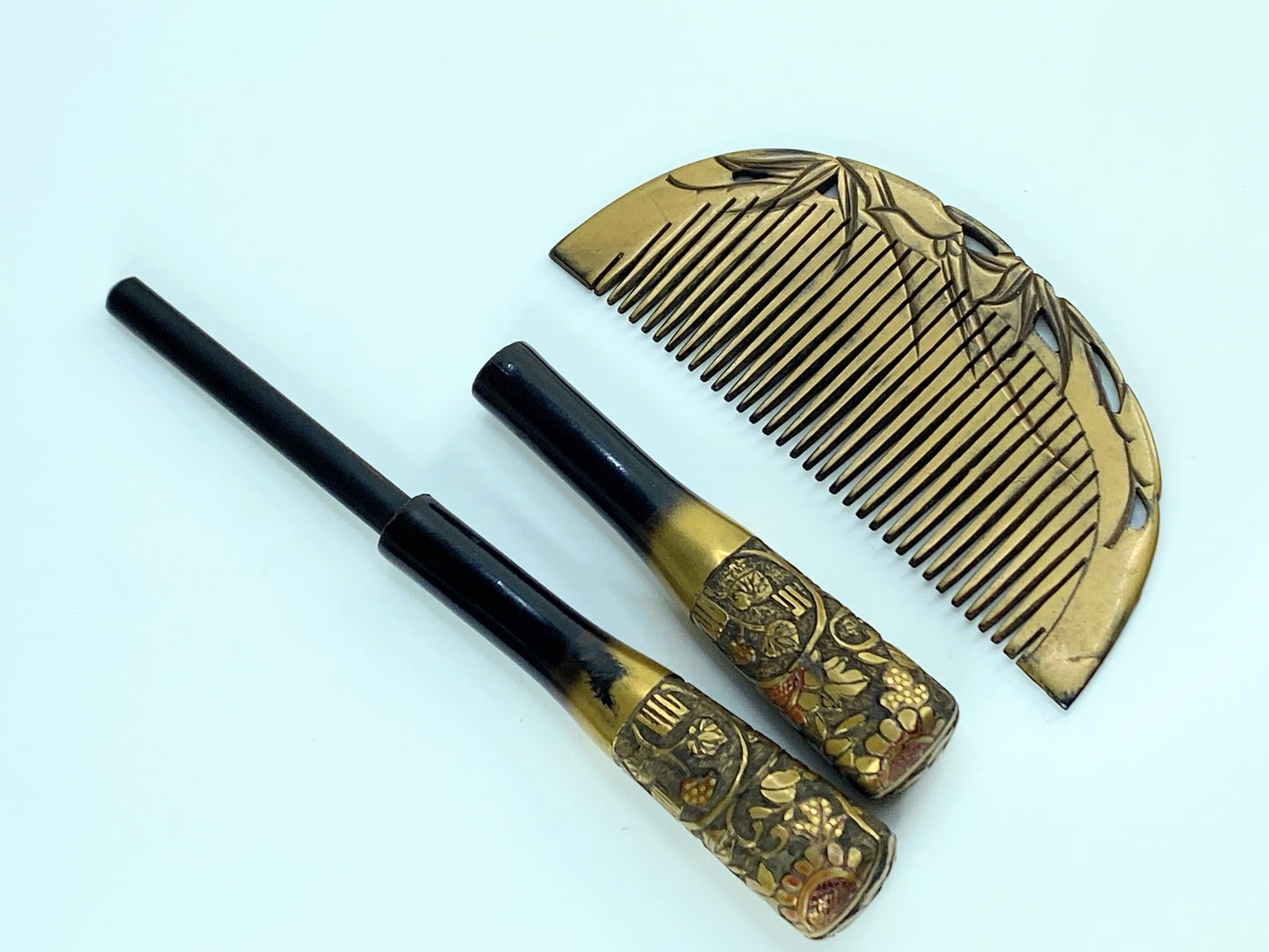 Japanese cased gilt lacquer comb/Kanzashi Meiji period floral spray Signed GS596