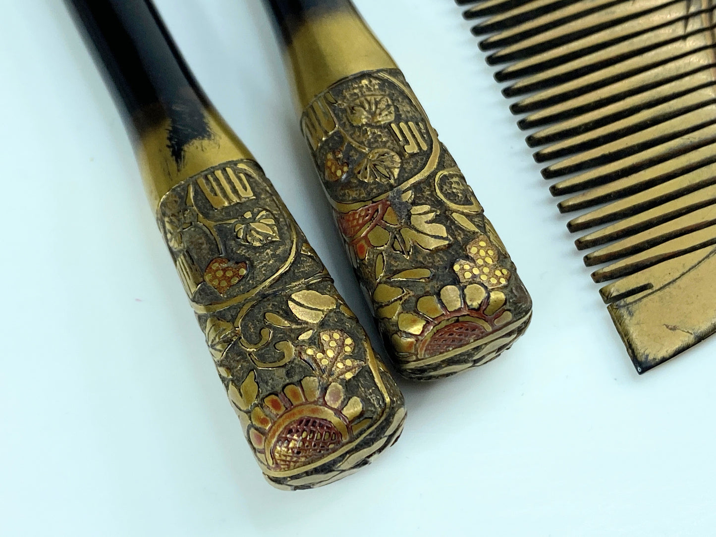Japanese cased gilt lacquer comb/Kanzashi Meiji period floral spray Signed GS596