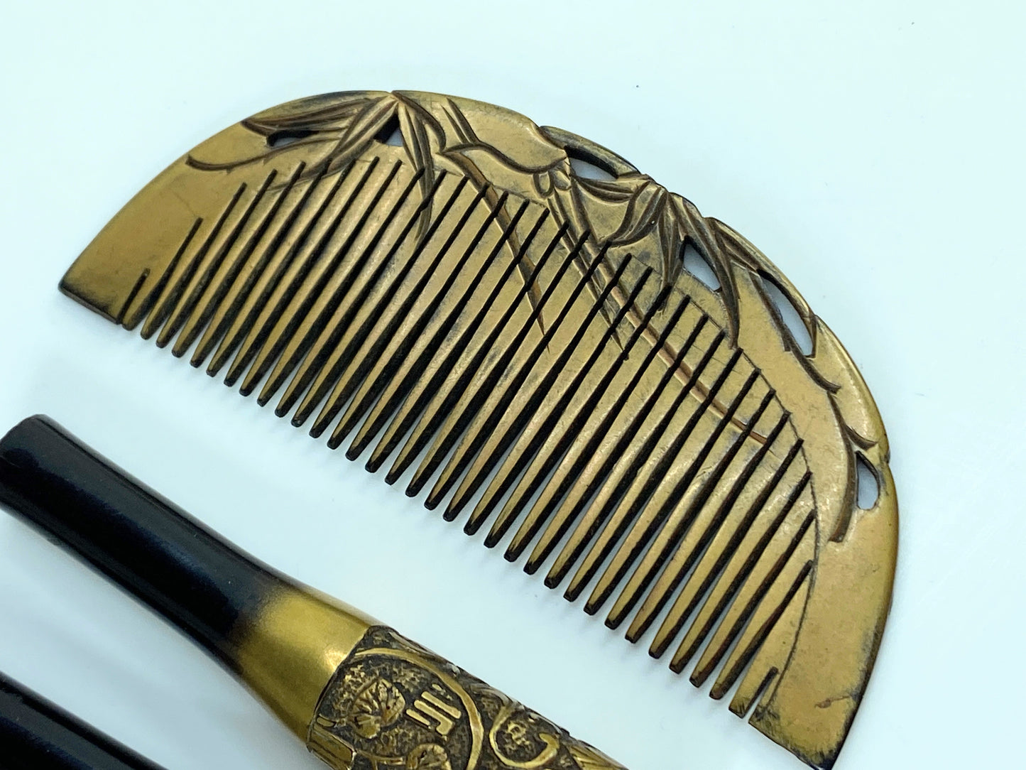Japanese cased gilt lacquer comb/Kanzashi Meiji period floral spray Signed GS596