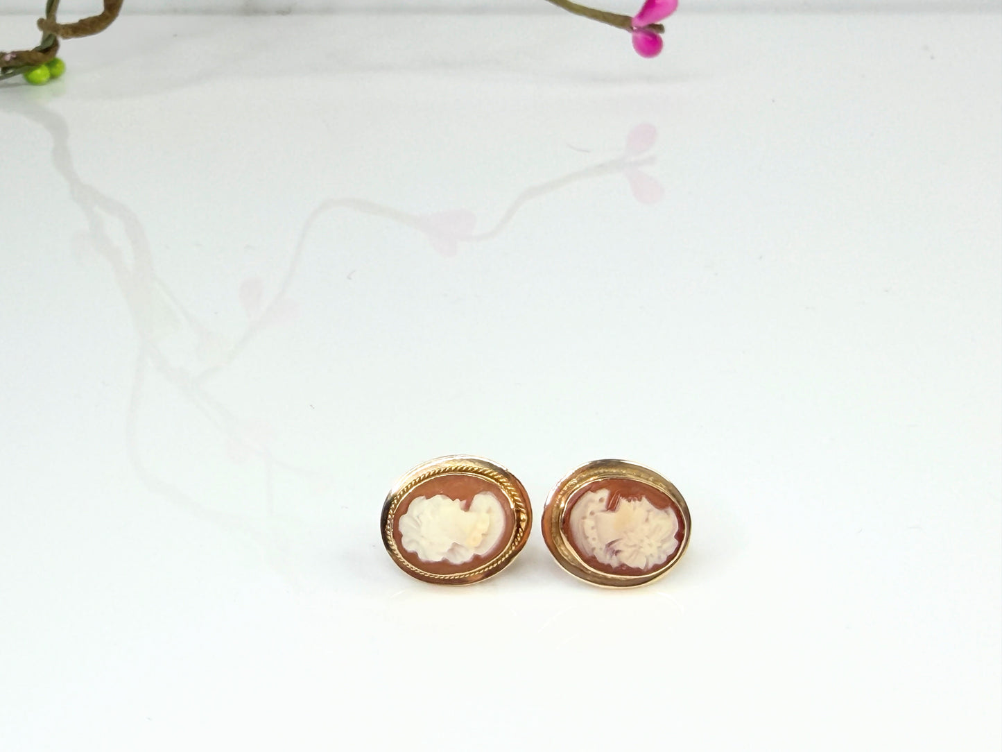 Vintage 14K Gold Shell Cameo Stud Earrings JR1449