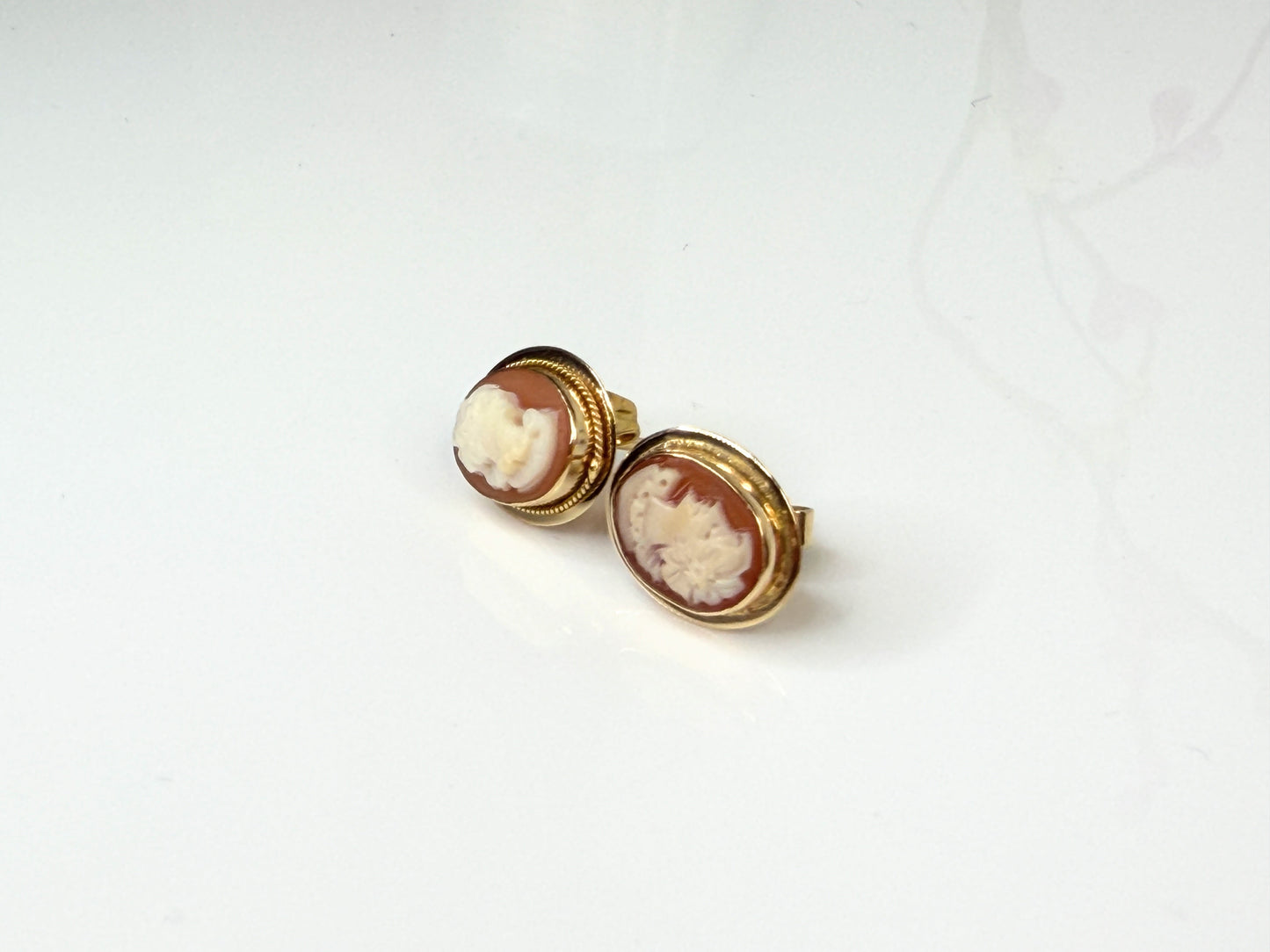 Vintage 14K Gold Shell Cameo Stud Earrings JR1449