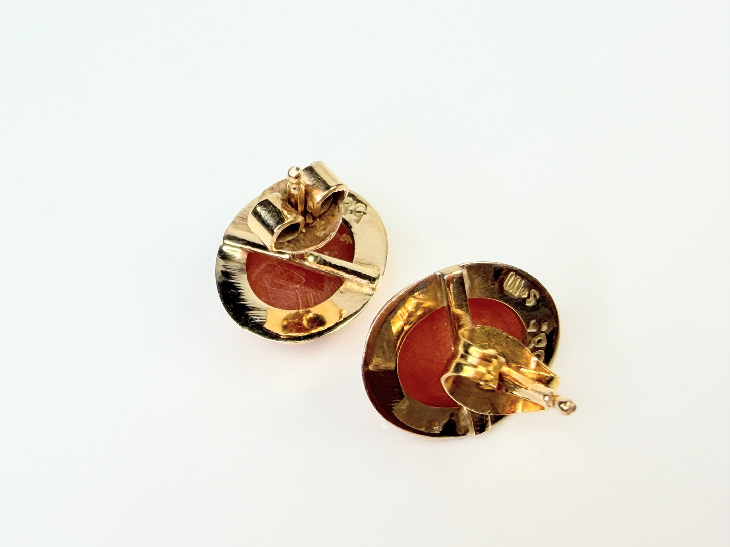 Vintage 14K Gold Shell Cameo Stud Earrings JR1449