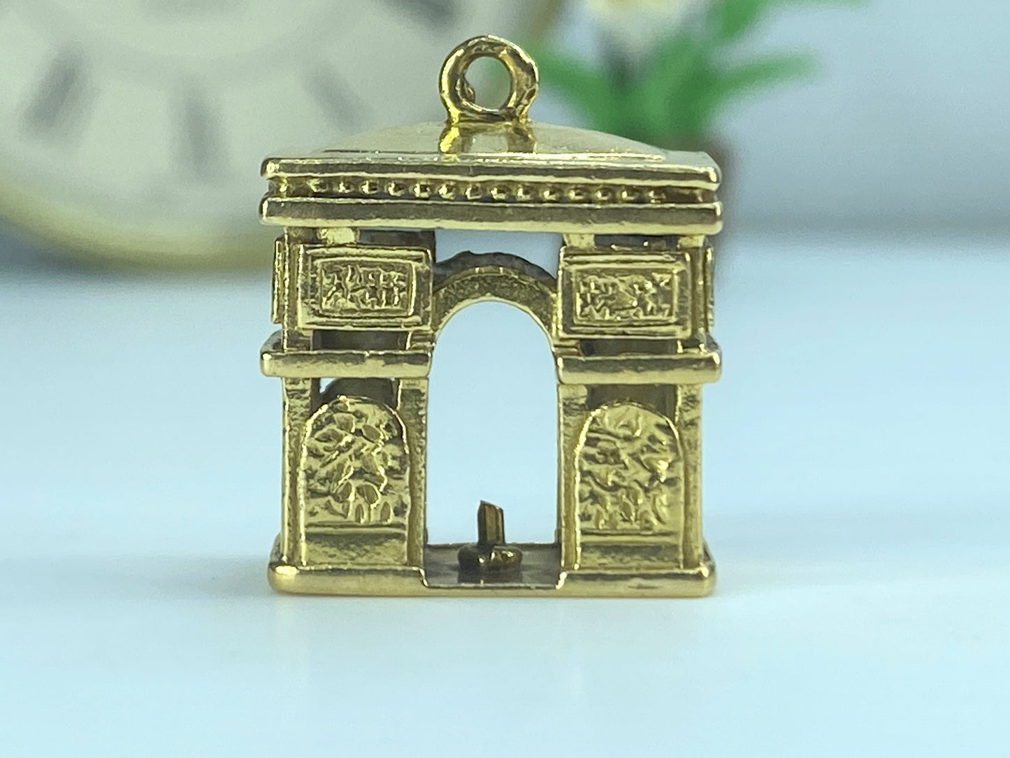Detailed 10K yellow gold 3D Arch De Triomphe Paris Arc charm 6.5g JR492