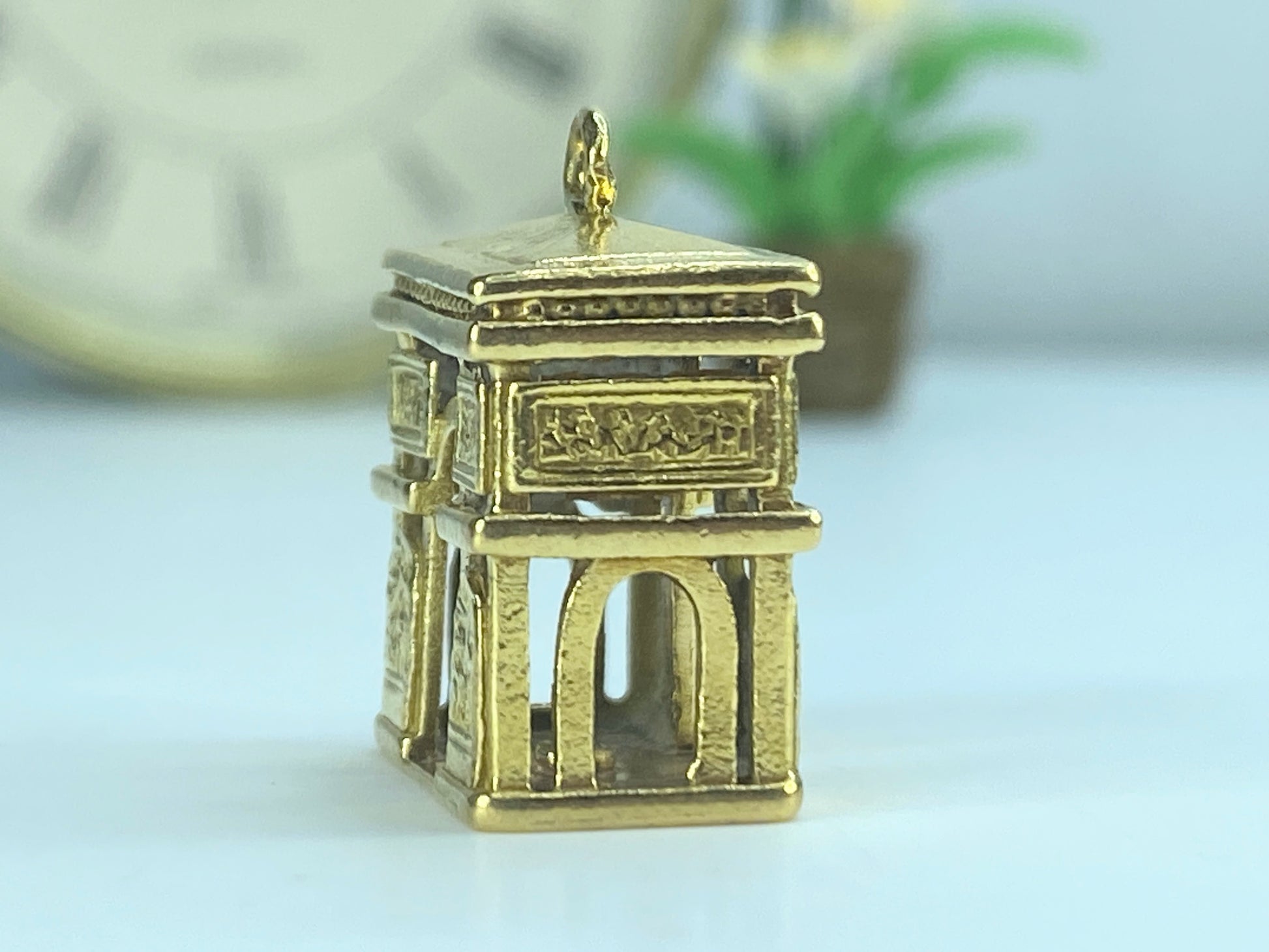 Detailed 10K yellow gold 3D Arch De Triomphe Paris Arc charm 6.5g JR492