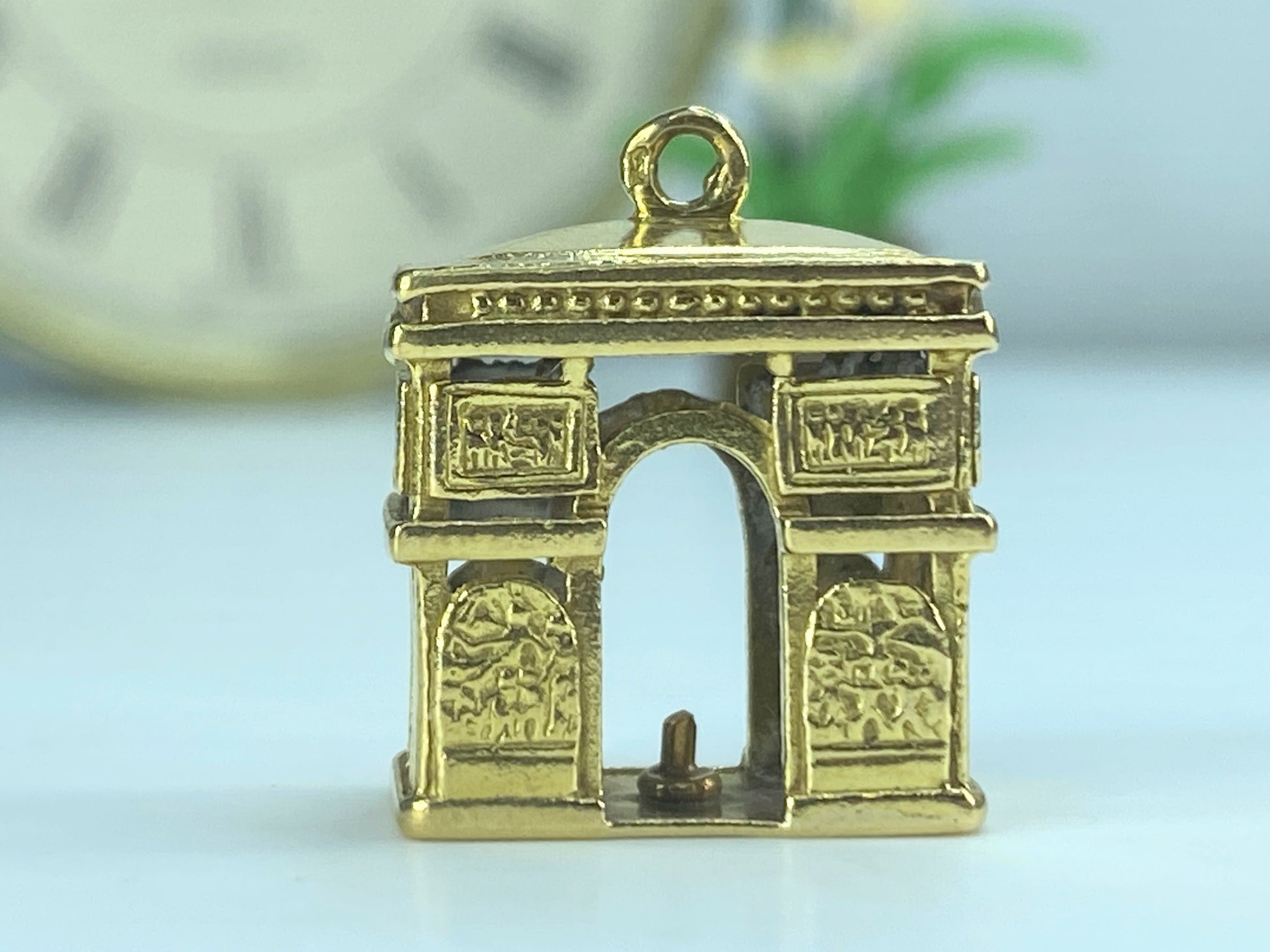 Detailed 10K yellow gold 3D Arch De Triomphe Paris Arc charm 6.5g JR492