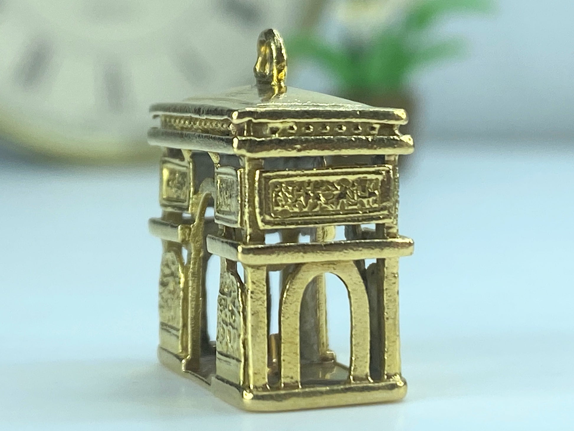 Detailed 10K yellow gold 3D Arch De Triomphe Paris Arc charm 6.5g JR492