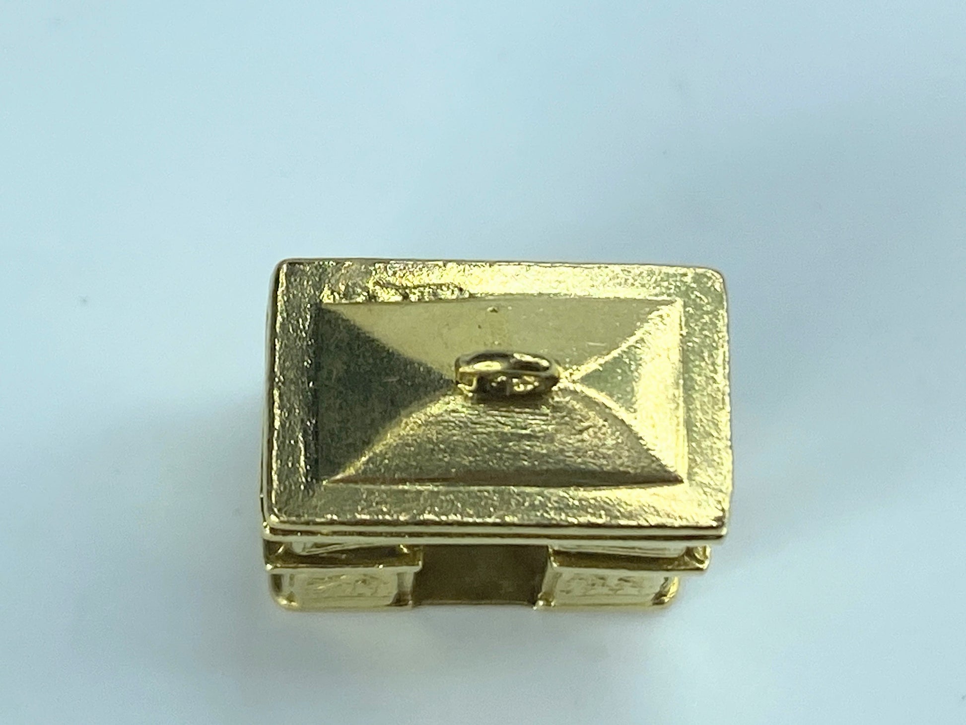 Detailed 10K yellow gold 3D Arch De Triomphe Paris Arc charm 6.5g JR492