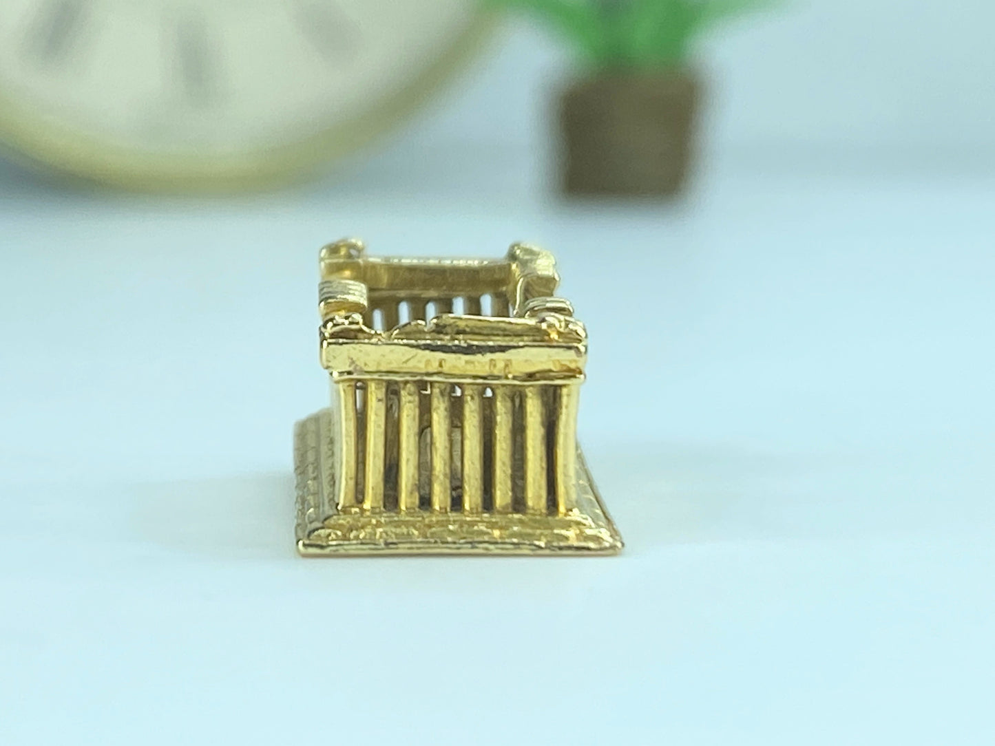 Detailed Greek Parthenon Vintage Charm 18K Gold Three-Dimensional 4.2g JR493