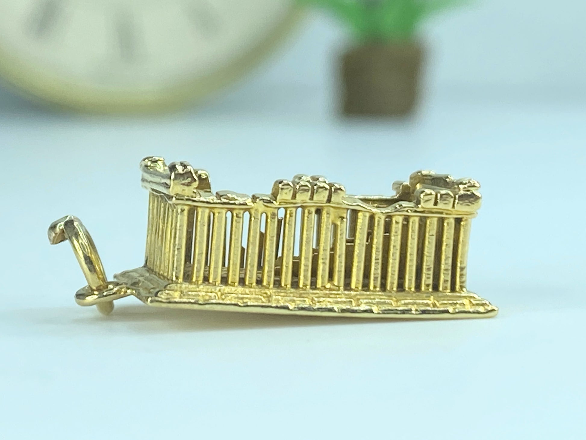 Detailed Greek Parthenon Vintage Charm 18K Gold Three-Dimensional 4.2g JR493