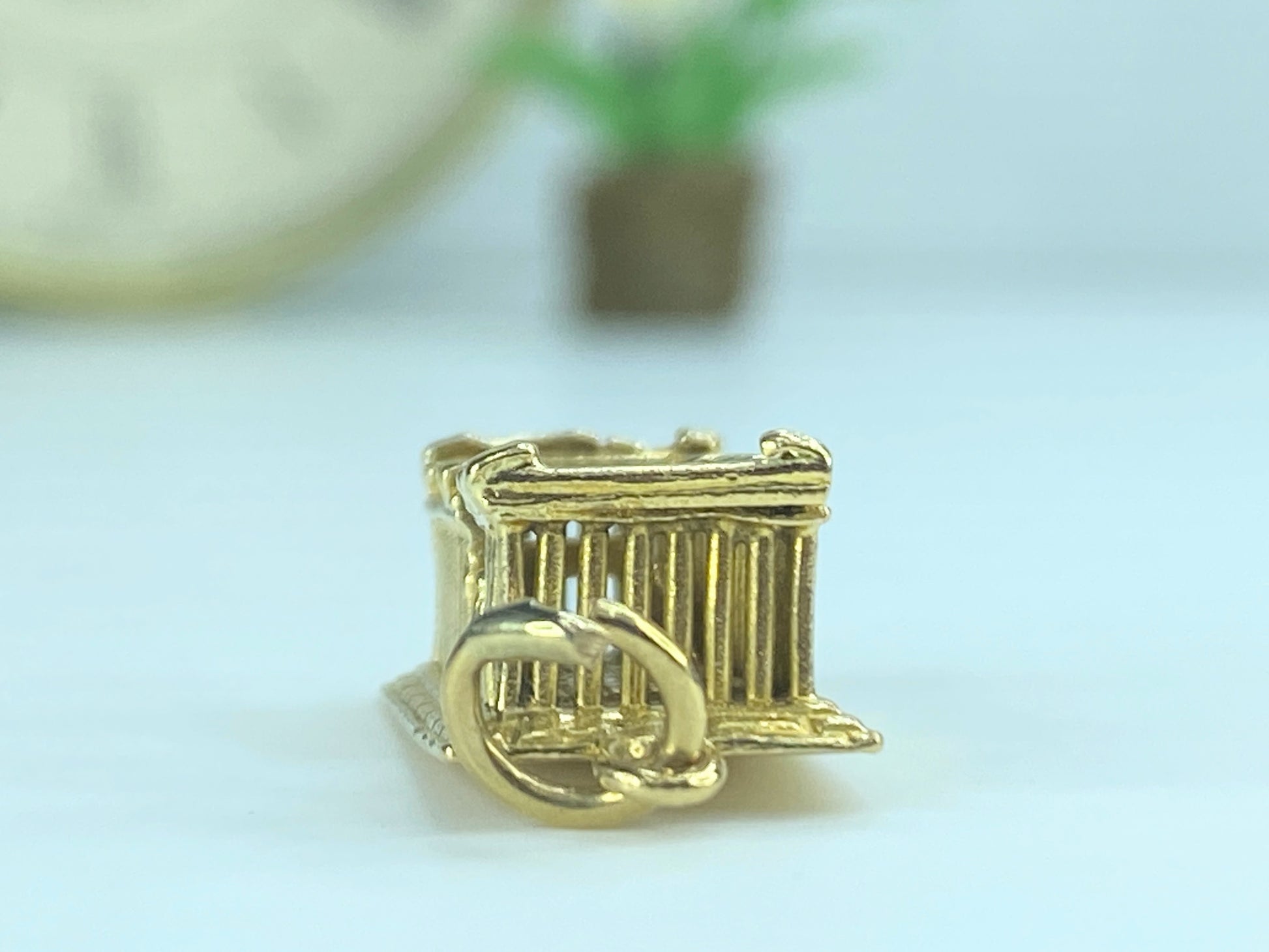 Detailed Greek Parthenon Vintage Charm 18K Gold Three-Dimensional 4.2g JR493