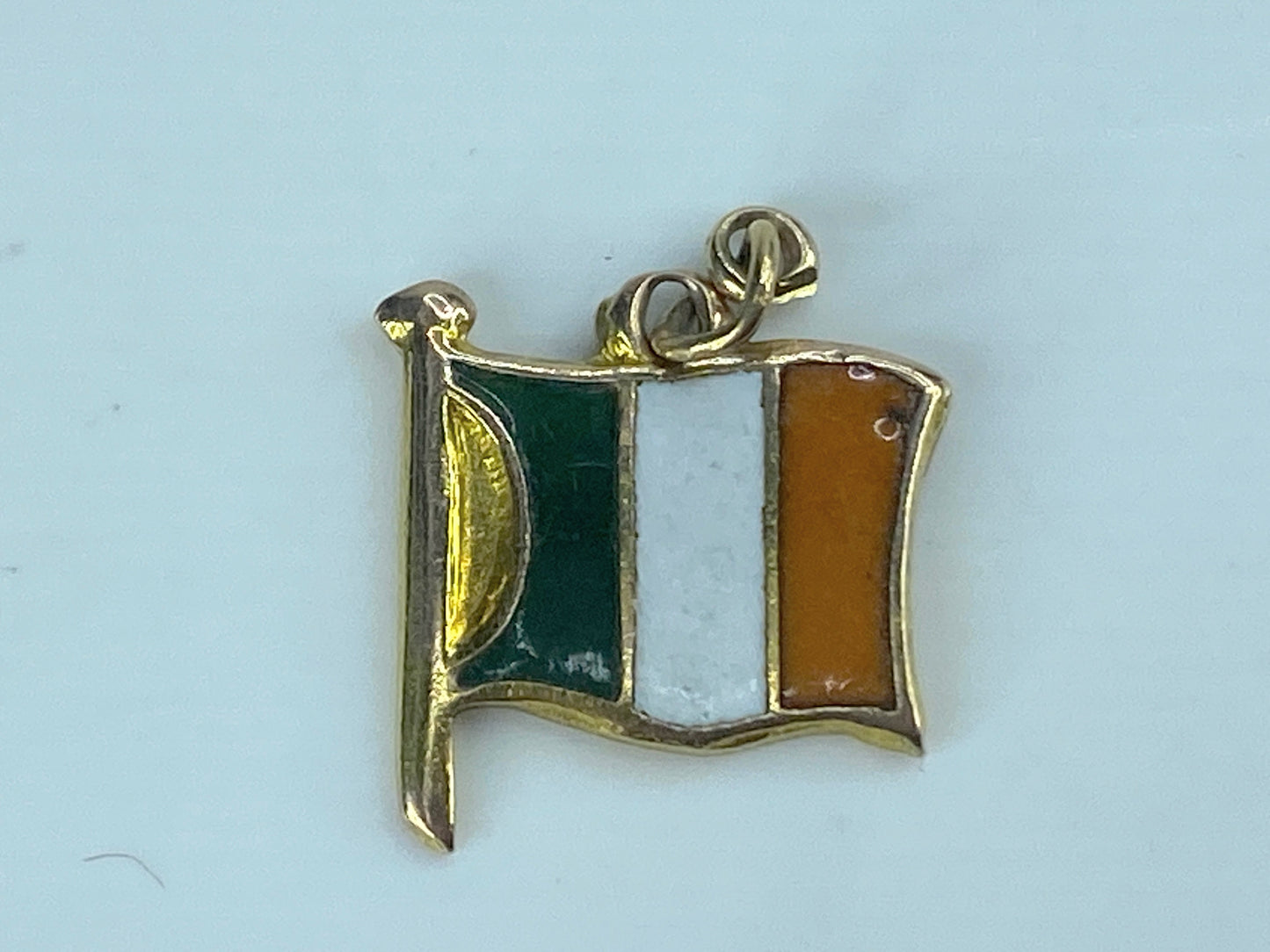 9K English yellow gold Ireland Enamel charm pendant 13mm 1.3g JR530