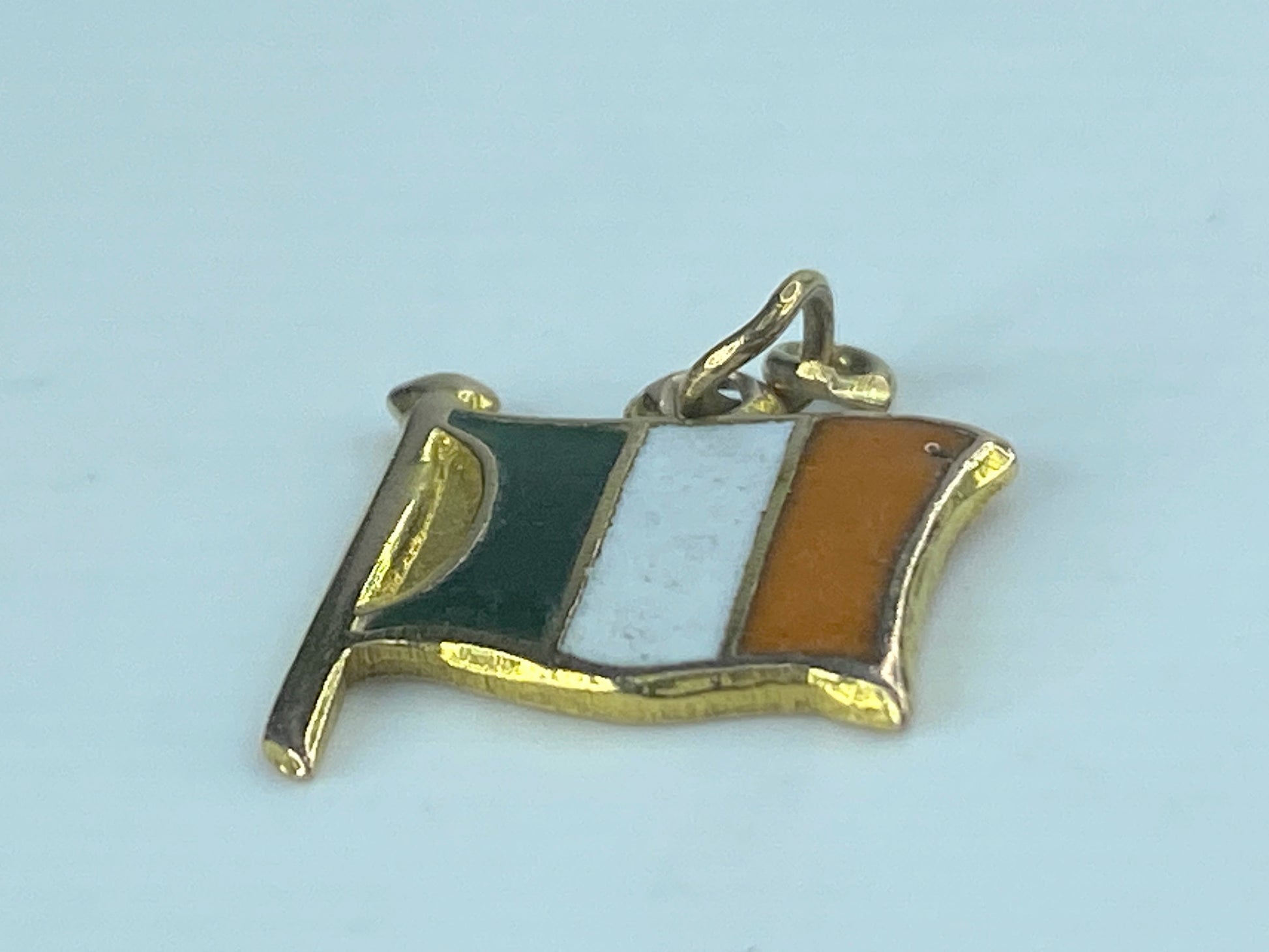 9K English yellow gold Ireland Enamel charm pendant 13mm 1.3g JR530