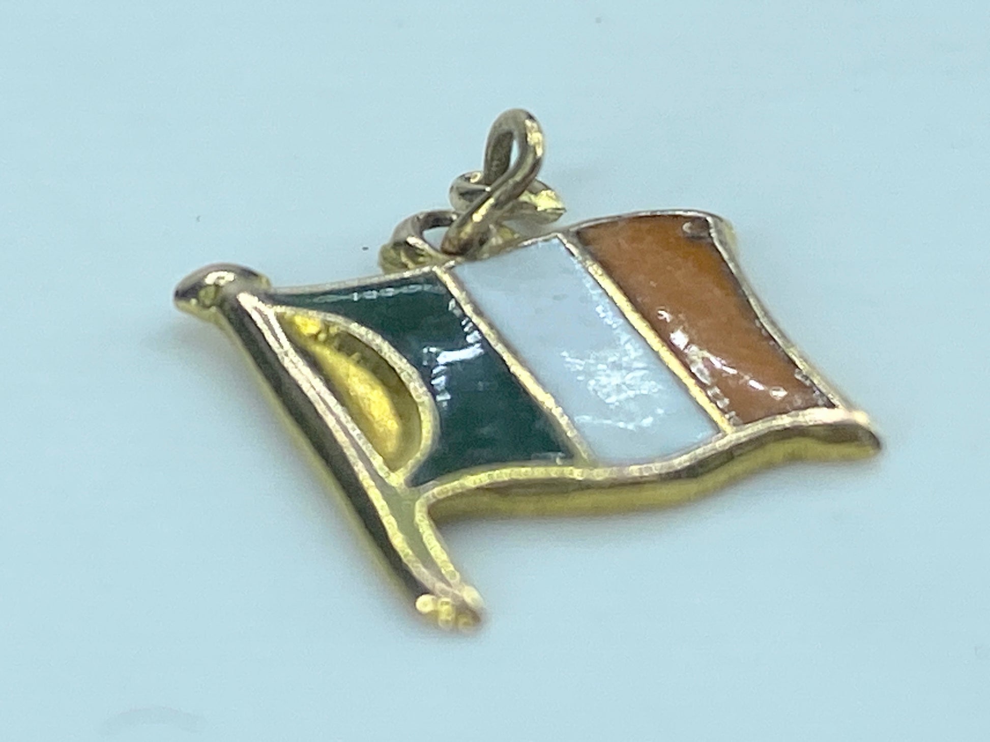 9K English yellow gold Ireland Enamel charm pendant 13mm 1.3g JR530