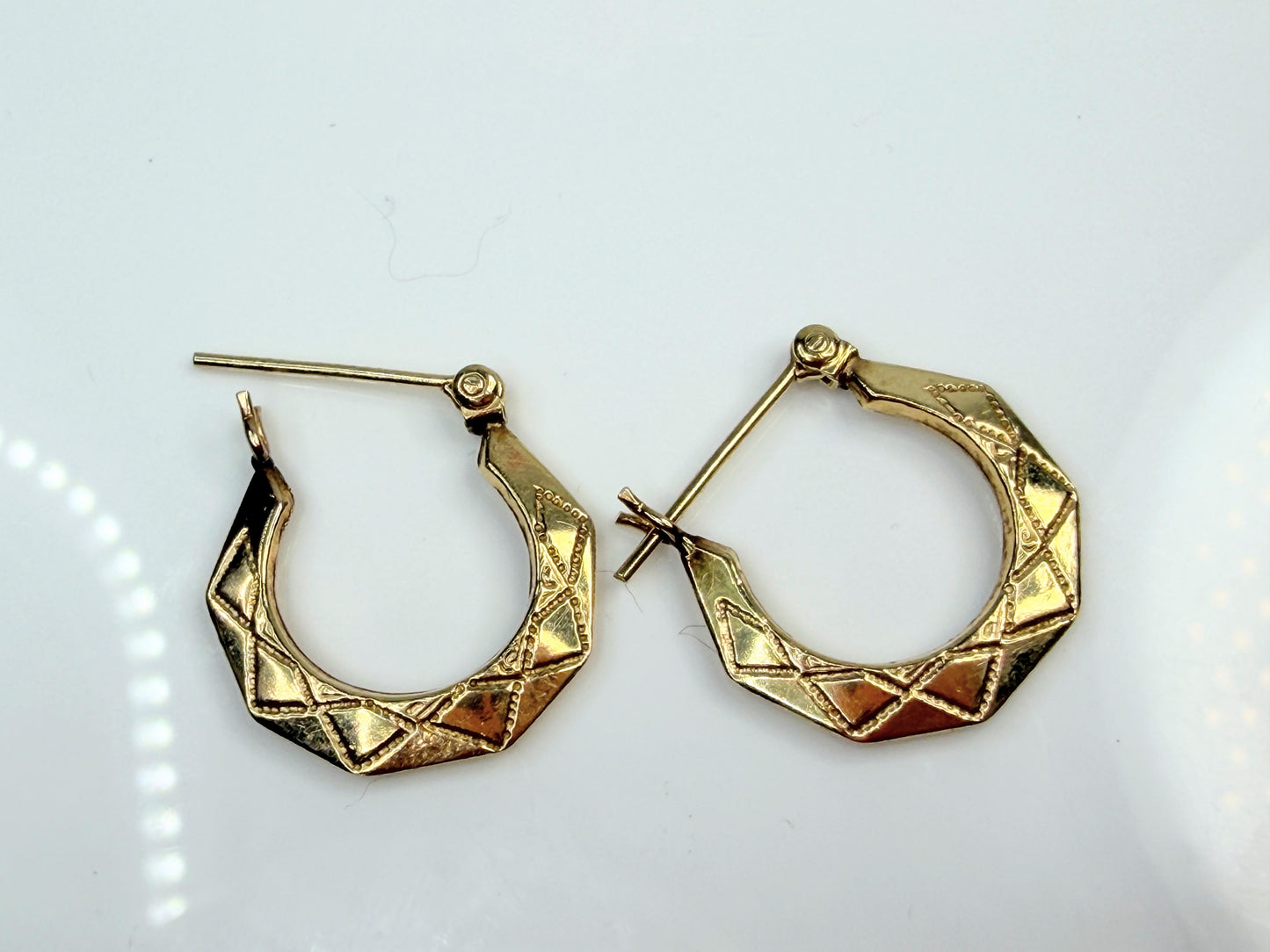 Vintage 14K Gold Geometric Hoop Earrings Textured Faceted Design JR1455