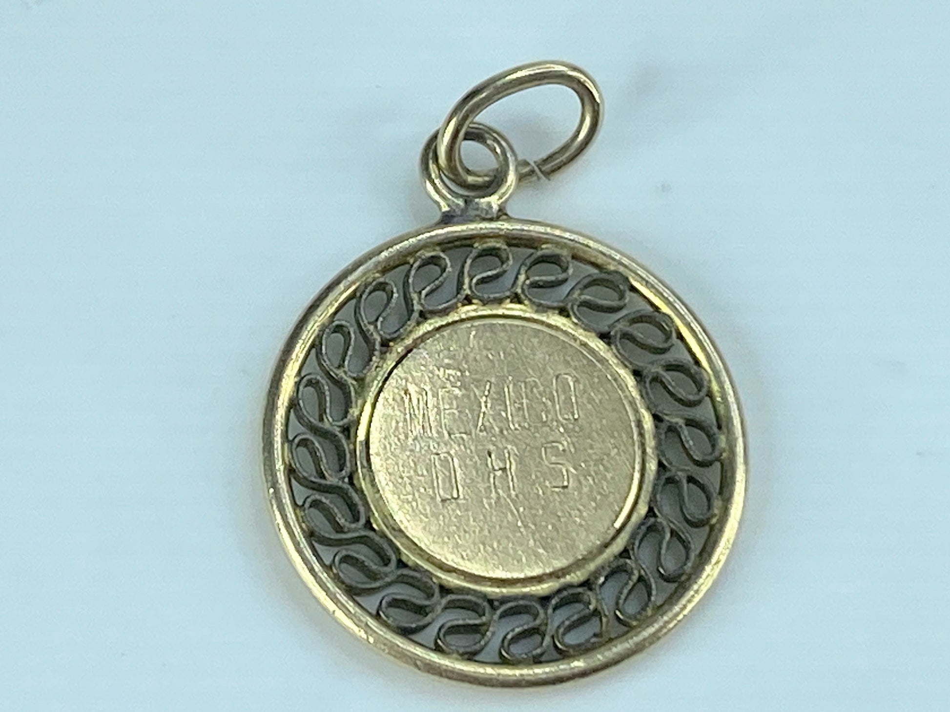 10K yellow gold fancy pendant engraved "Mexico DHS" 23mm x19mm 2g JR535