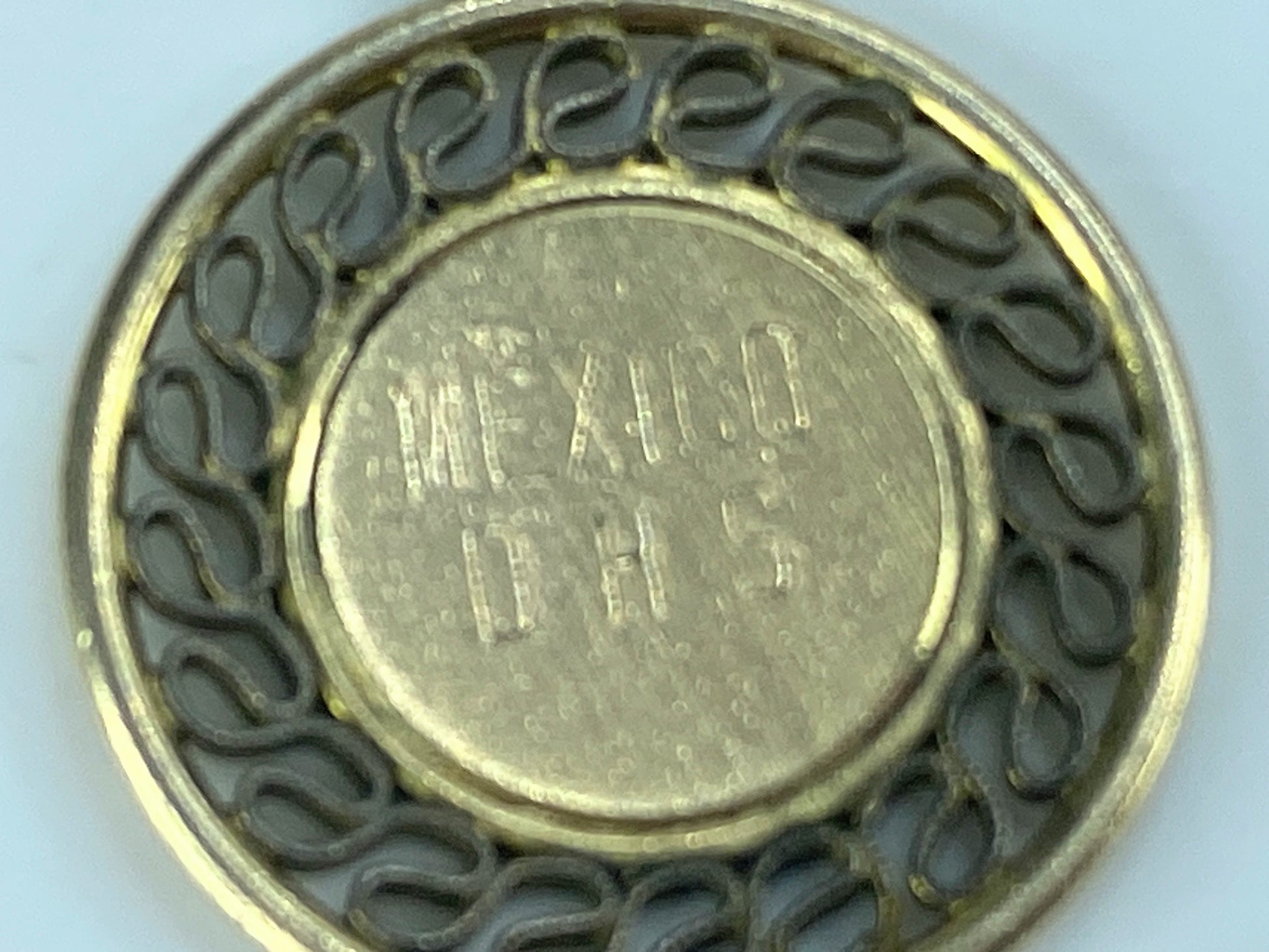 10K yellow gold fancy pendant engraved "Mexico DHS" 23mm x19mm 2g JR535