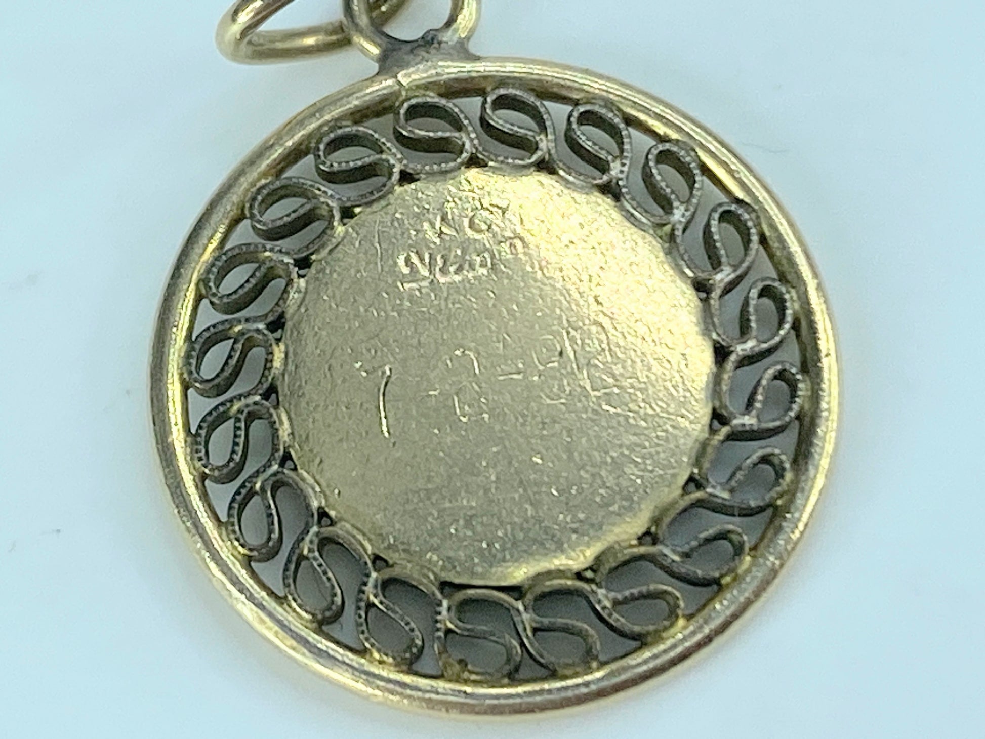 10K yellow gold fancy pendant engraved "Mexico DHS" 23mm x19mm 2g JR535