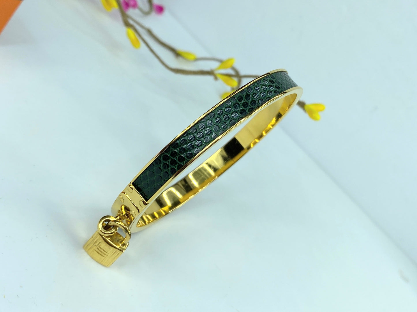 Vintage Hermes Kelly Lock Cadena Green Lizard Skin Gold Plated Bangle 7.5" GS626