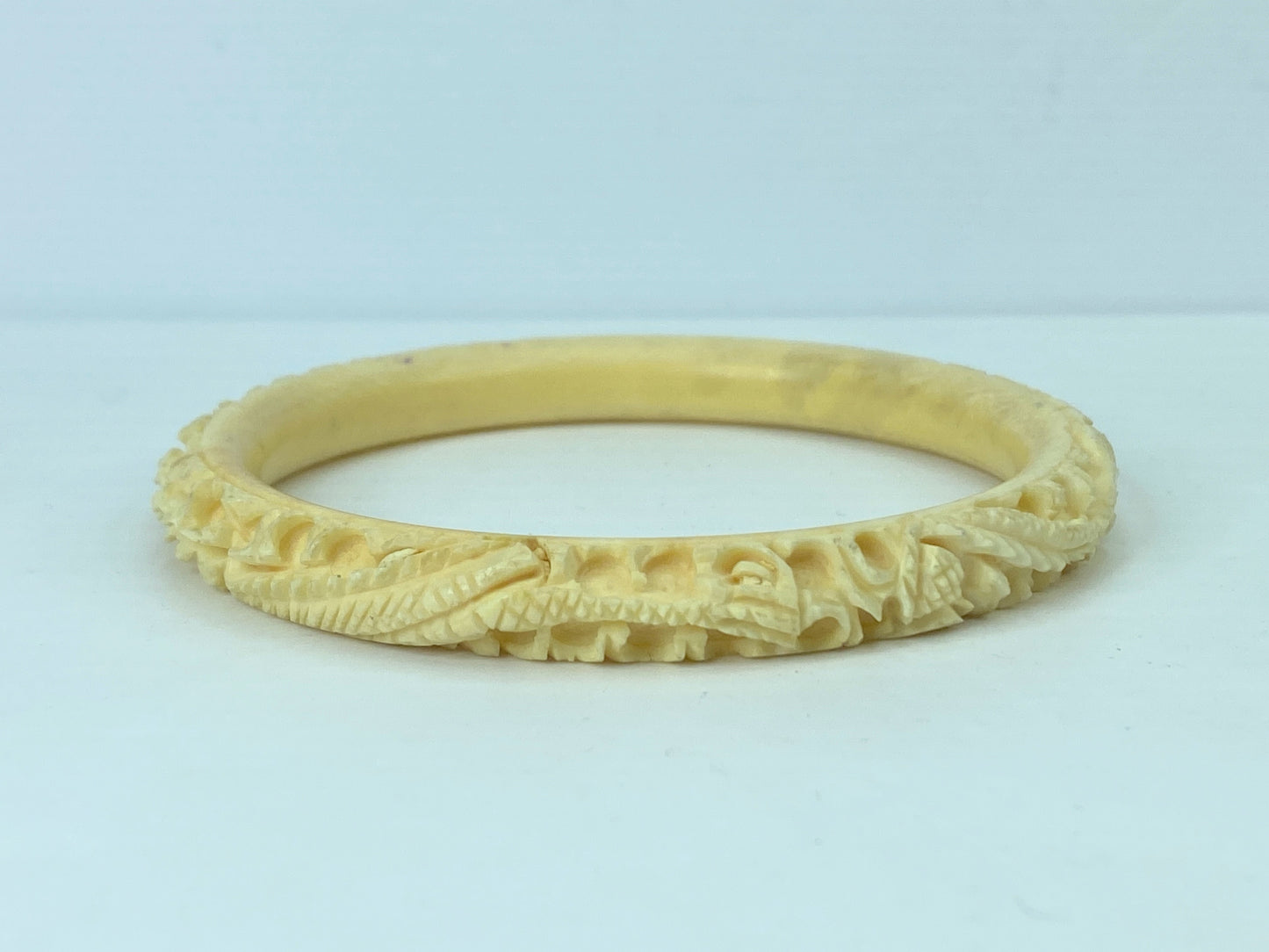 c1920 carved 9.2mm Dragon Resin (Bakelite?) slip on bangle 22.5g 8.5" GS638