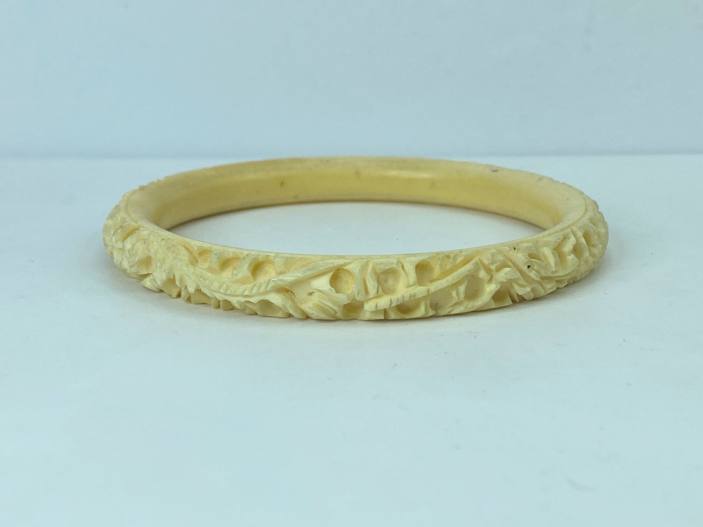 c1920 carved 9.2mm Dragon Resin (Bakelite?) slip on bangle 22.5g 8.5" GS638