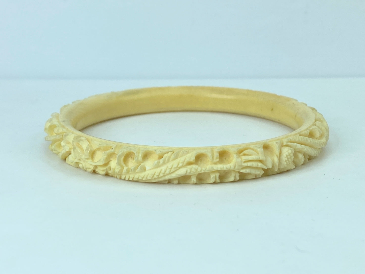c1920 carved 9.2mm Dragon Resin (Bakelite?) slip on bangle 22.5g 8.5" GS638