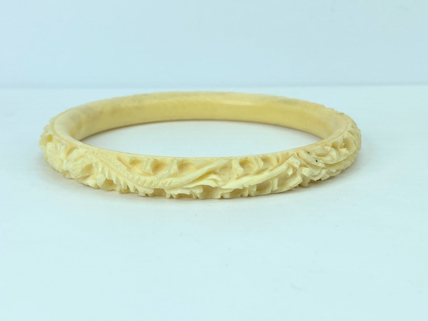 c1920 carved 9.2mm Dragon Resin (Bakelite?) slip on bangle 22.5g 8.5" GS638