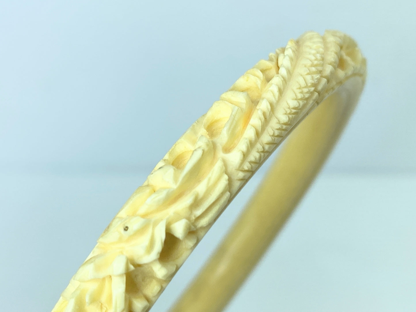 c1920 carved 9.2mm Dragon Resin (Bakelite?) slip on bangle 22.5g 8.5" GS638