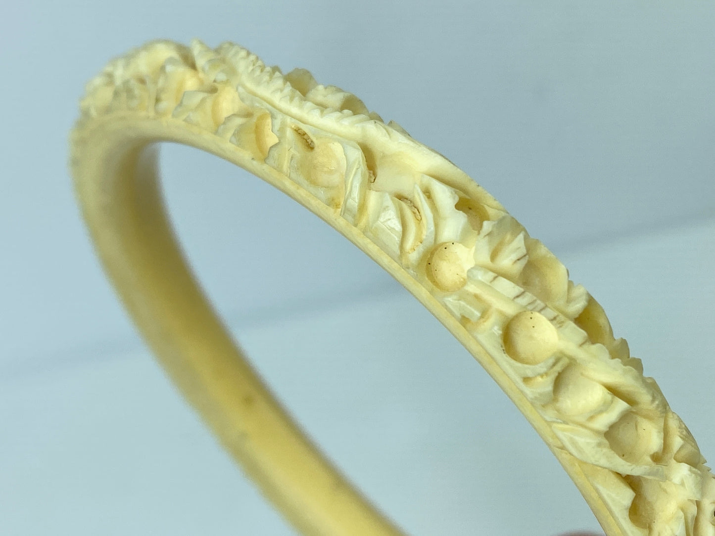 c1920 carved 9.2mm Dragon Resin (Bakelite?) slip on bangle 22.5g 8.5" GS638