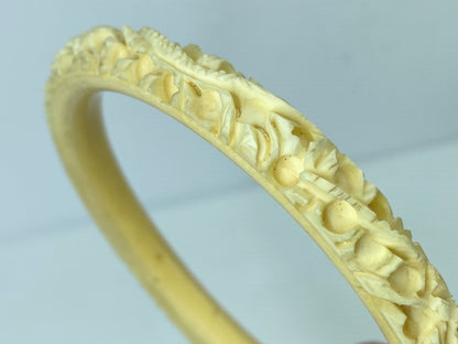 c1920 carved 9.2mm Dragon Resin (Bakelite?) slip on bangle 22.5g 8.5" GS638