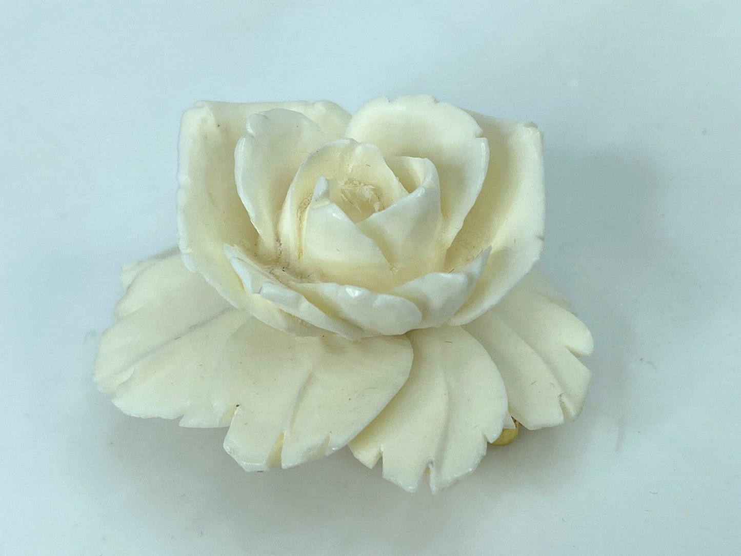 Intricate carved large Rose Resin gold tone brooch 42 x 40 x 23.1mm 16.8g GS639