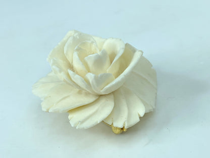 Intricate carved large Rose Resin gold tone brooch 42 x 40 x 23.1mm 16.8g GS639