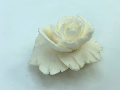 Intricate carved large Rose Resin gold tone brooch 42 x 40 x 23.1mm 16.8g GS639