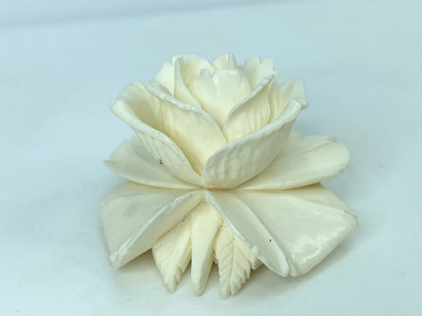 Intricate carved large Rose Resin gold tone brooch 42 x 40 x 23.1mm 16.8g GS639