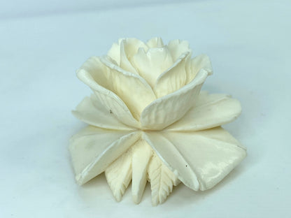 Intricate carved large Rose Resin gold tone brooch 42 x 40 x 23.1mm 16.8g GS639