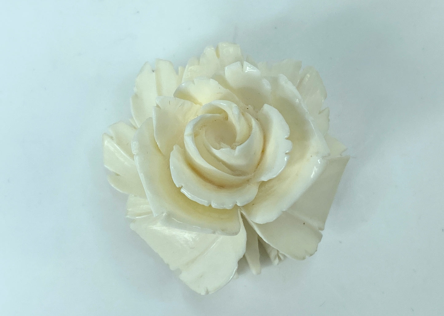 Intricate carved large Rose Resin gold tone brooch 42 x 40 x 23.1mm 16.8g GS639