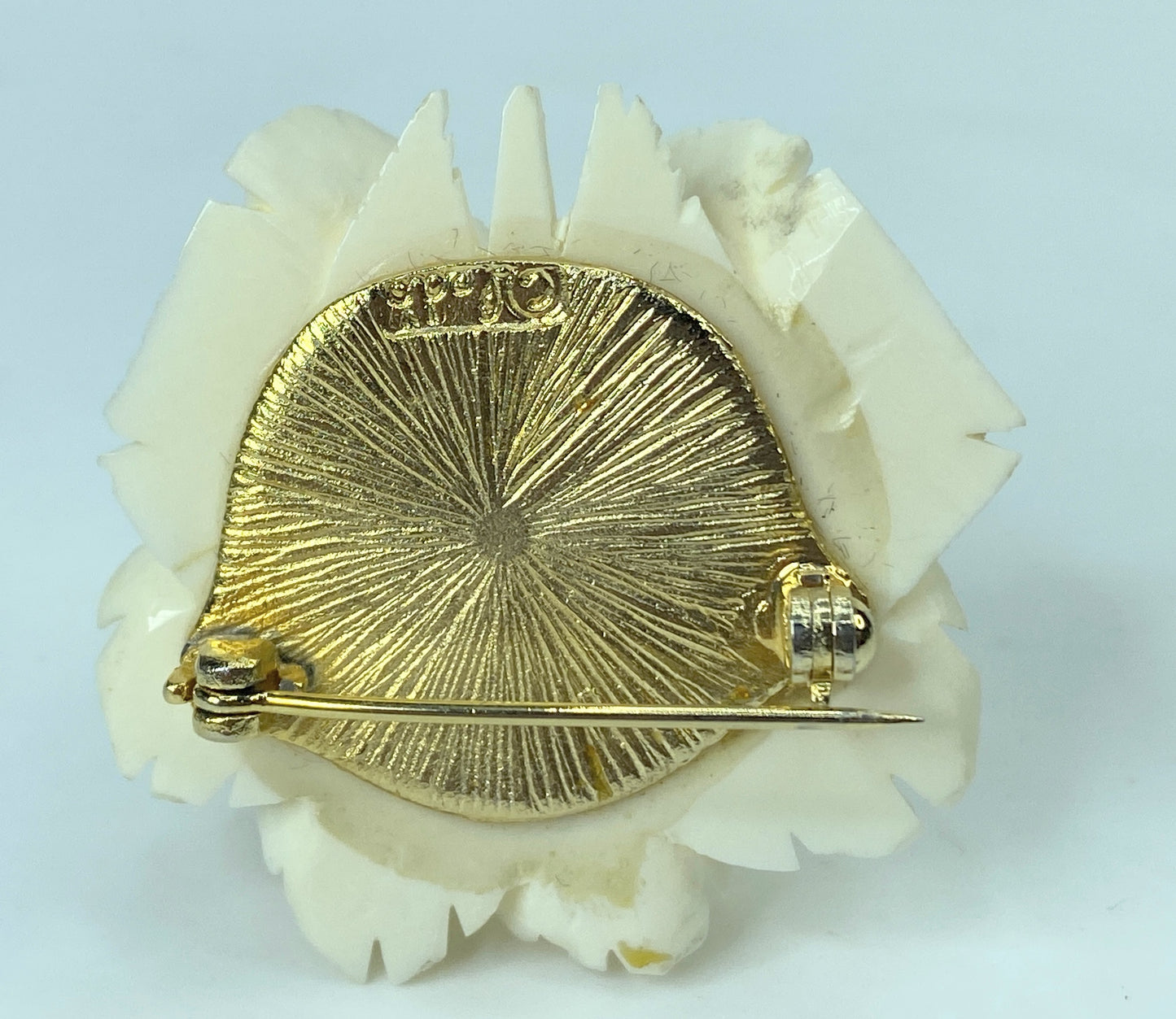 Intricate carved large Rose Resin gold tone brooch 42 x 40 x 23.1mm 16.8g GS639