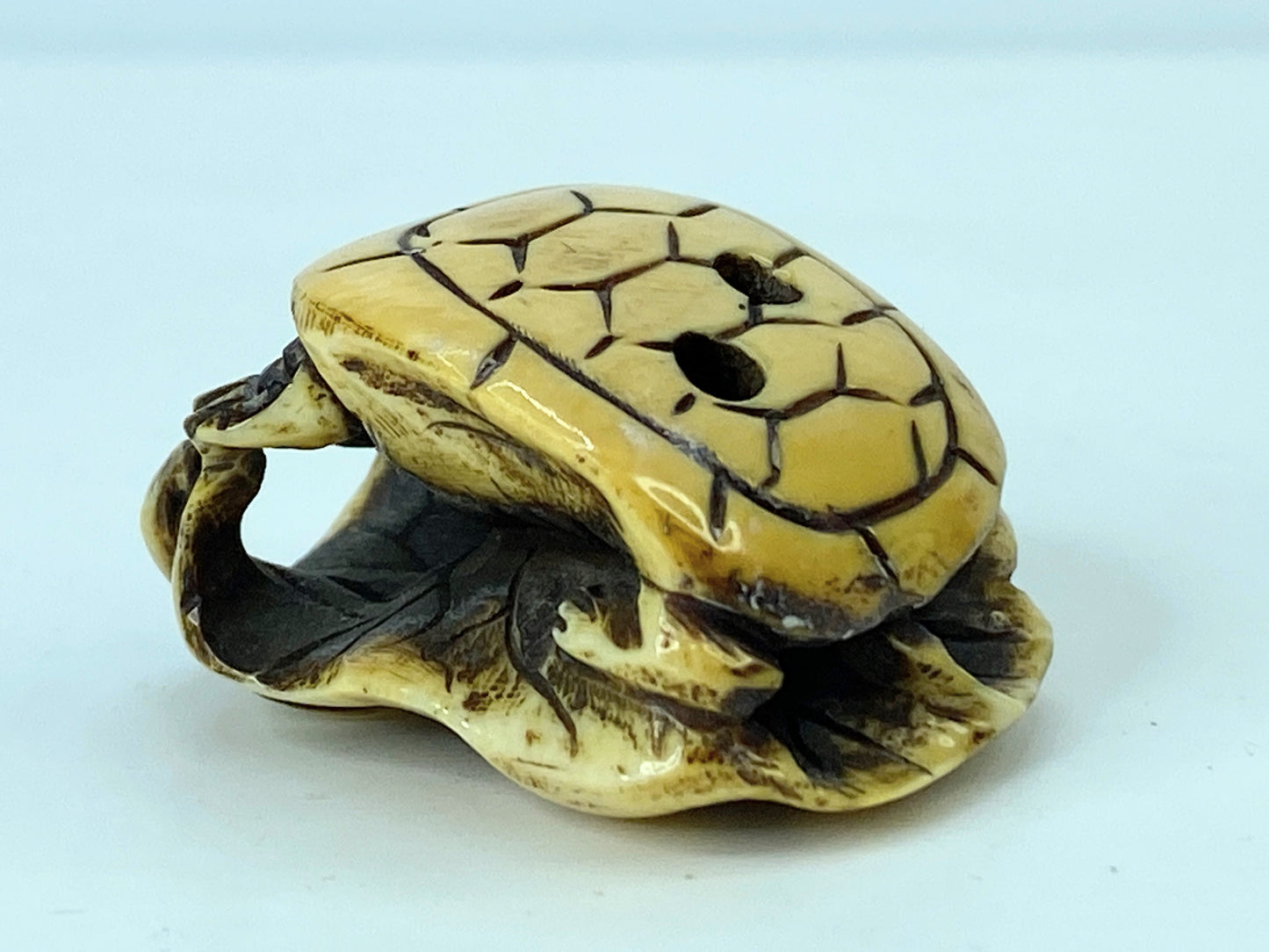 c1900 carved Bakelite (?)/ Resin Netuske Turtle 1 3/8" GS640