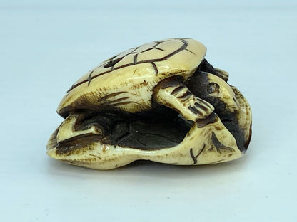 c1900 carved Bakelite (?)/ Resin Netuske Turtle 1 3/8" GS640