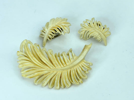 Late 20th century carved Resin Feather motif Brooch Earrings matching set GS643