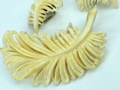Late 20th century carved Resin Feather motif Brooch Earrings matching set GS643