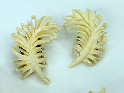 Late 20th century carved Resin Feather motif Brooch Earrings matching set GS643