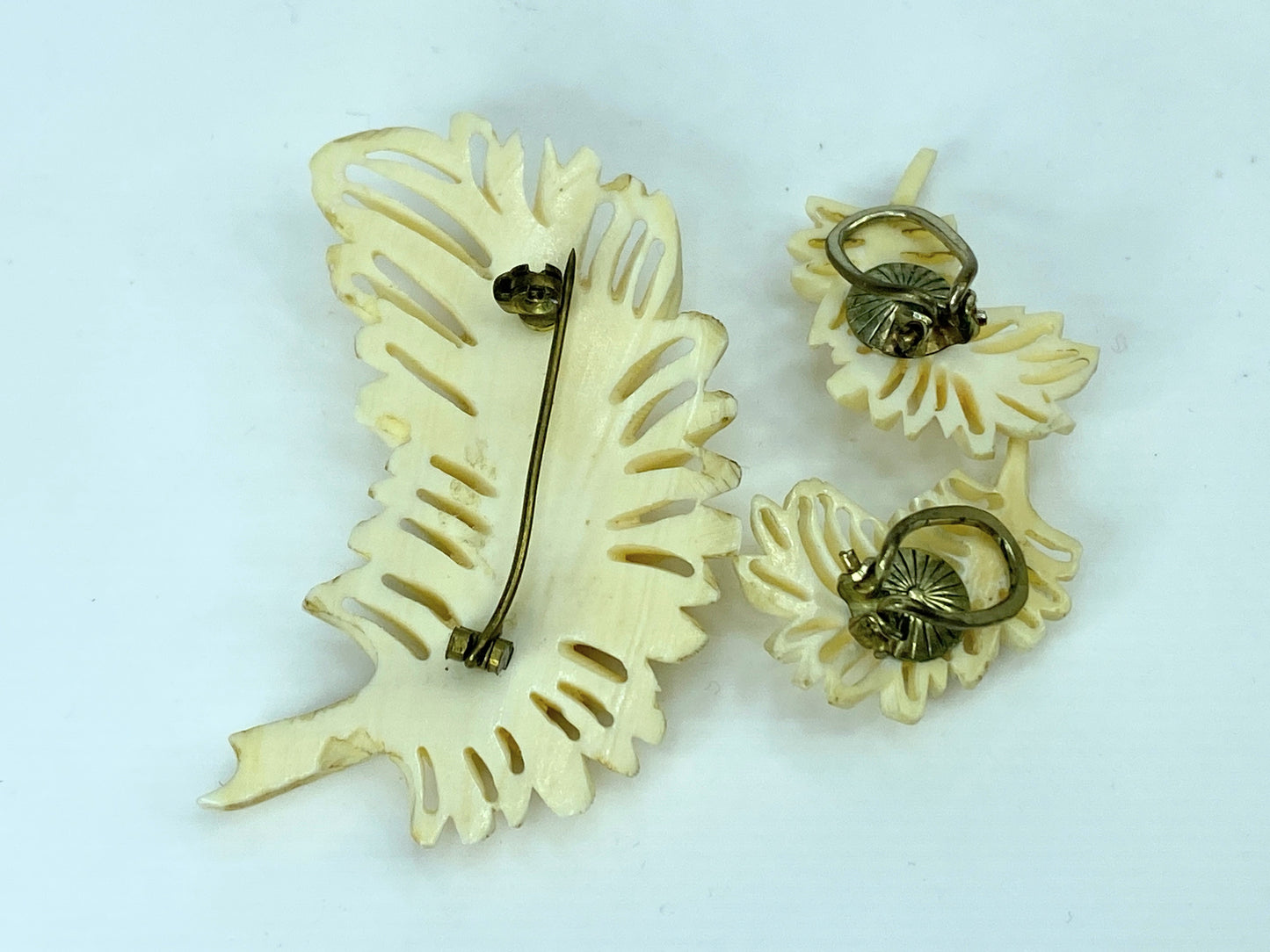 Late 20th century carved Resin Feather motif Brooch Earrings matching set GS643