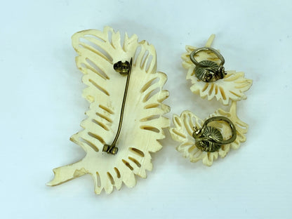 Late 20th century carved Resin Feather motif Brooch Earrings matching set GS643