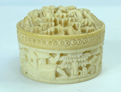 20th century deep carved resin twisted pill box 1 1/2" x 1 1/4" 21.8g GS647